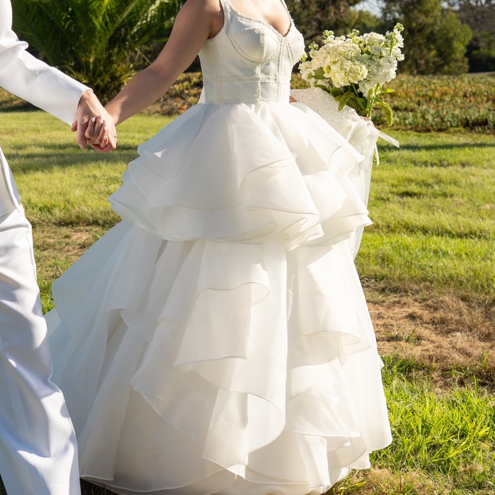 Elegant White Wedding Dress couture - Picture 3 of 8
